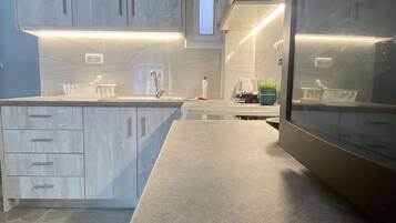 Refrigerador, microondas, horno y parrilla de estufa