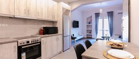 冷蔵庫、電子レンジ、オーブン、コンロ