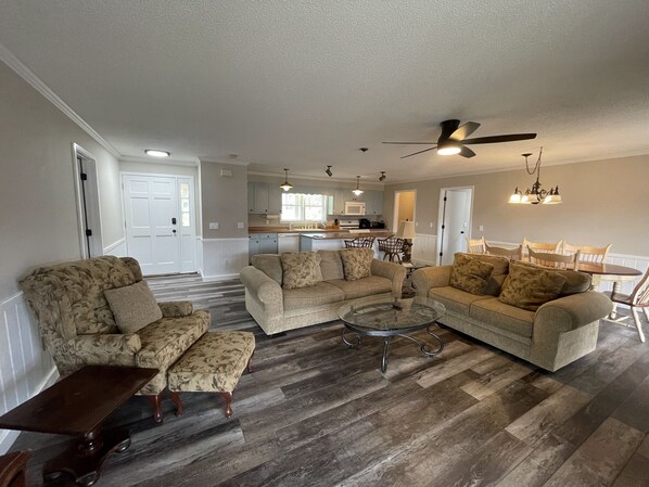 A living room with a sofa set, a coffee table, and a wooden floor. - Glory View at Saddleback - Dog Friendly! (Dillard)