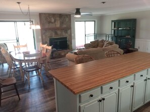 Smart TV, fireplace, books - Glory View at Saddleback - Dog Friendly! (Dillard)