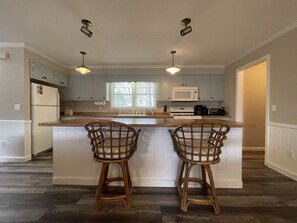 Fridge, microwave, oven, stovetop - Glory View at Saddleback - Dog Friendly! (Dillard)