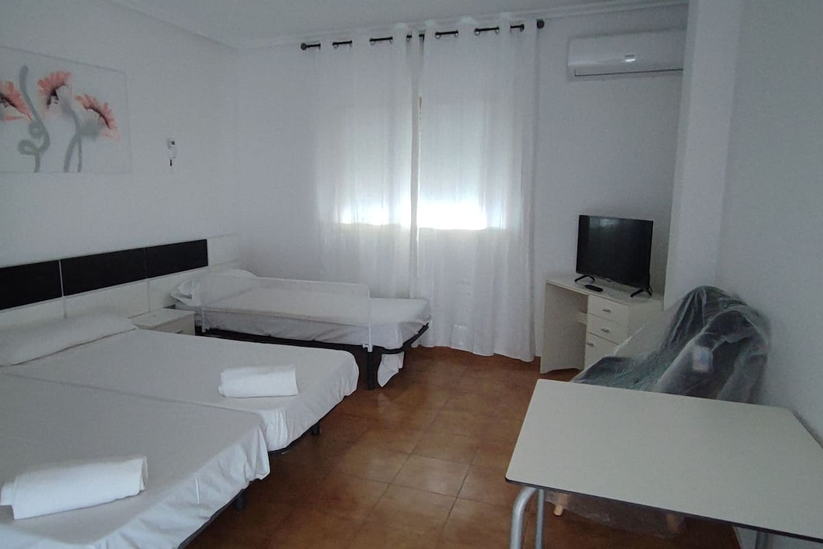 Habitación básica doble, baño privado | Escritorio y wifi gratis