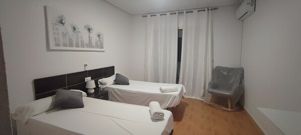 基础双人房, 私人浴室 | 办公桌、免费 WiFi