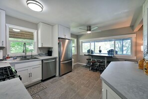 Cabin, nhiều giường, lò sưởi | Bếp riêng | Tủ lạnh, lò vi sóng, lò nướng, bếp nấu 