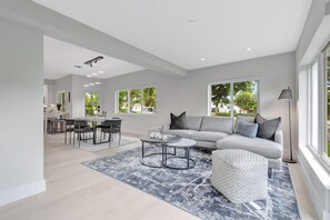 Una Smart TV, una mesa de tenis de mesa, un reproductor estéreo