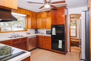 Frigorífic, microones, forn i placa de cuina 