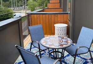 Outdoor dining - Incline Railway Hub: Dining & Brews (Chattanooga)