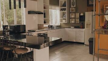 Frigorífico, microondas, horno y placa de cocina