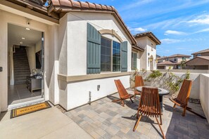 Outdoor dining - PGA West-3 bdrm w/Bonus Loft, Sleeps 8, Pool, Gym (La Quinta)