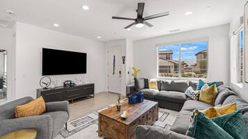 Una televisión, un futbolín