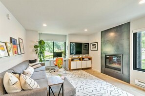 Smart-TV, Kamin, Bücher, Computerbildschirme