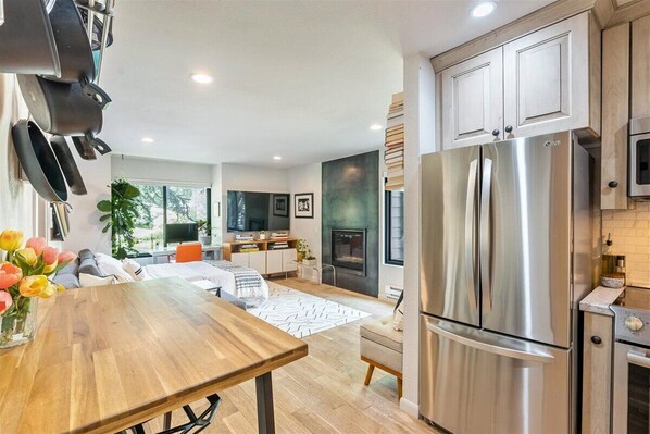 Kühlschrank, Mikrowelle, Ofen, Herdplatte