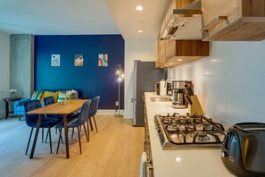 Fridge, microwave, stovetop, dishwasher