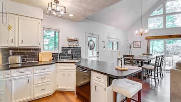 Fridge, microwave, stovetop, dishwasher