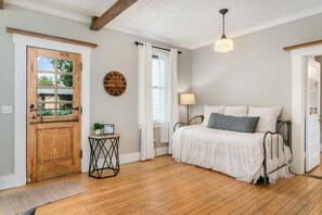 3 bedrooms, iron/ironing board, free WiFi, bed sheets - Blue Haus | 3/2 | Hot Tub, Outdoor Entertainment Area (Fredericksburg)