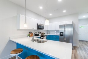 Kjøleskap, mikrobølgeovn, ovn og kokeplater