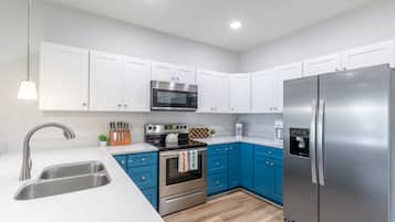 Refrigerador, microondas, horno, placa de cocina