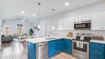 Refrigerador, microondas, horno, placa de cocina
