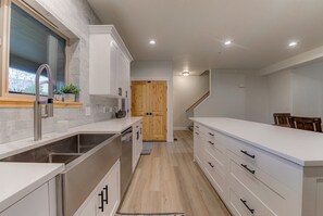 Fridge, microwave, oven, stovetop - Gorgeous 4 Bedroom Bear Hollow Village (Park City)