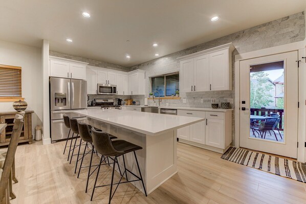 Fridge, microwave, oven, stovetop - Gorgeous 4 Bedroom Bear Hollow Village (Park City)