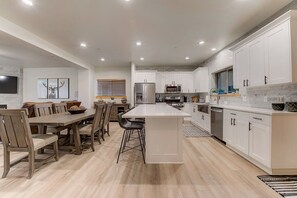 Fridge, microwave, oven, stovetop - Gorgeous 4 Bedroom Bear Hollow Village (Park City)