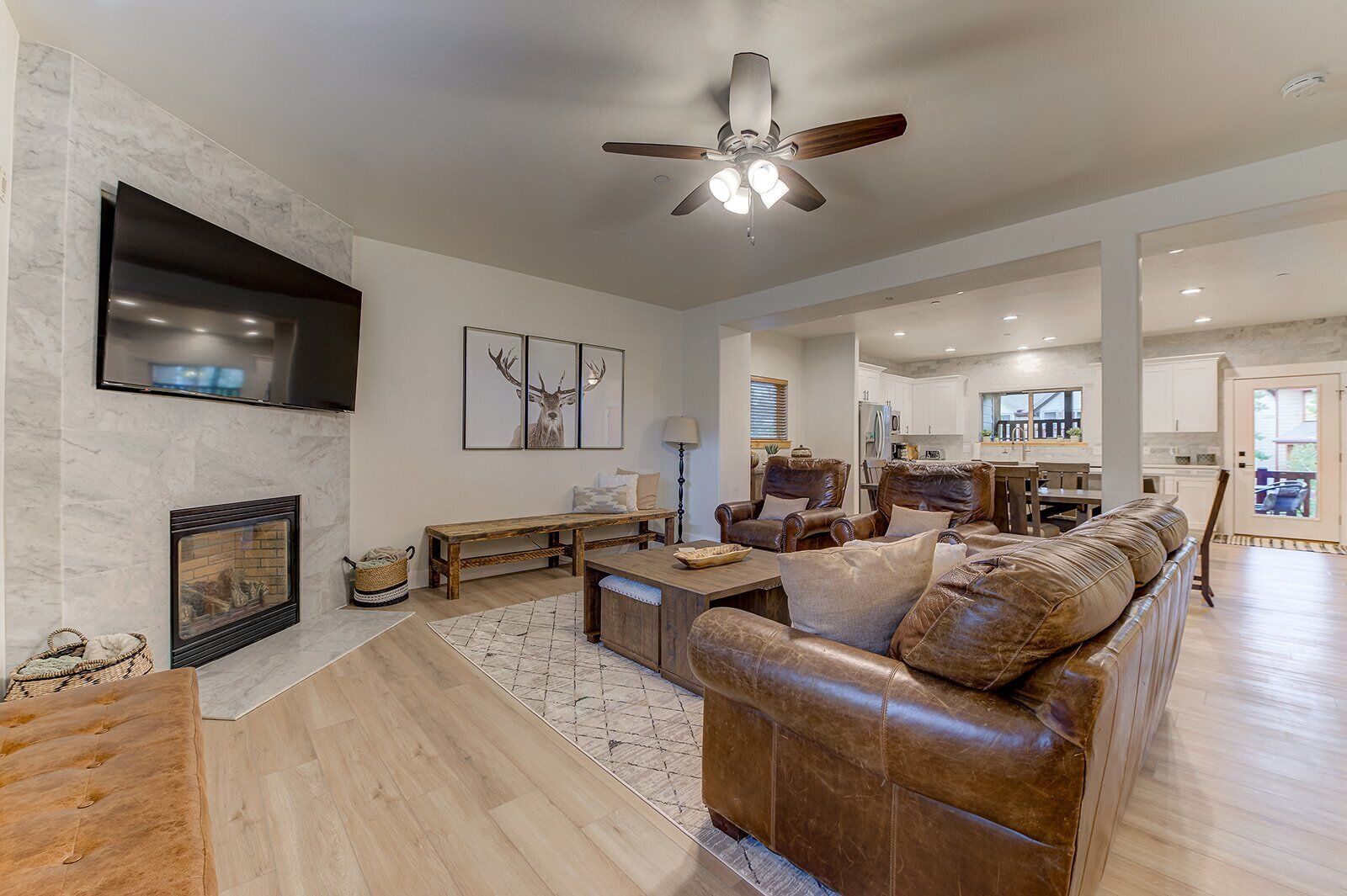 Televisión y chimenea 