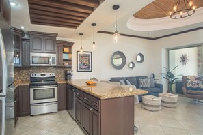 Een koelkast, een microgolfoven, een oven, een kookplaat