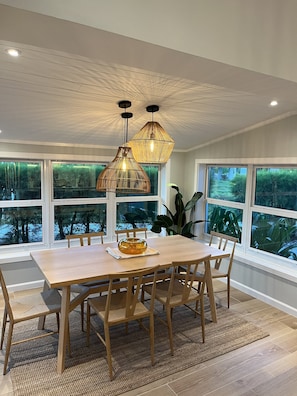 Dining - Modern Beach Villa - Bahamian Pine (Treasure Cay)