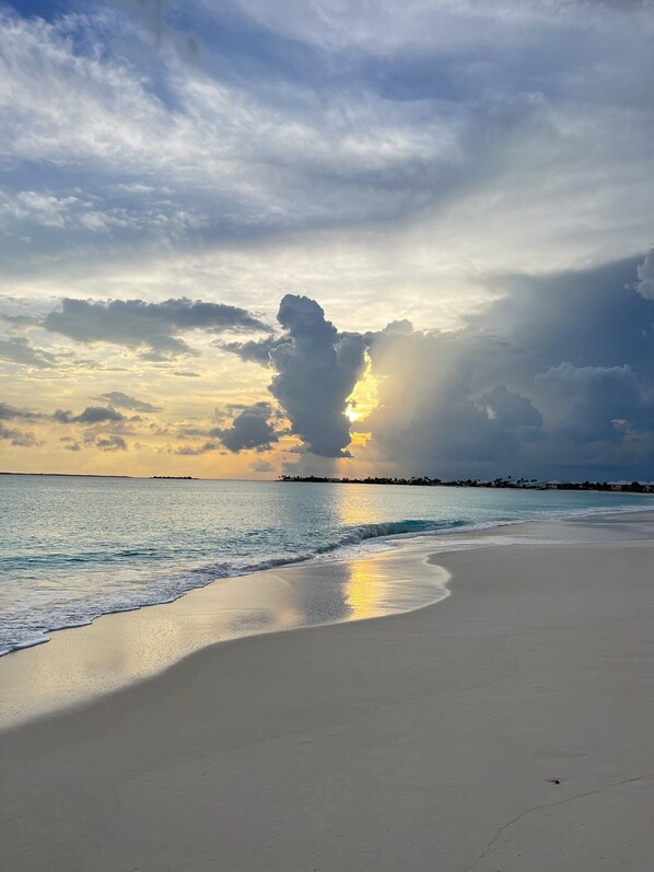 Beach - Modern Beach Villa - Bahamian Pine (Treasure Cay)