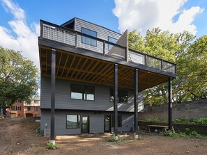 Exterior - Skyline Haven:5BR/3.5BA + Garage Parking + Rooftop (Pittsburgh)