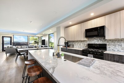 Skyline Haven:5BR/3.5BA + Garage Parking + Rooftop