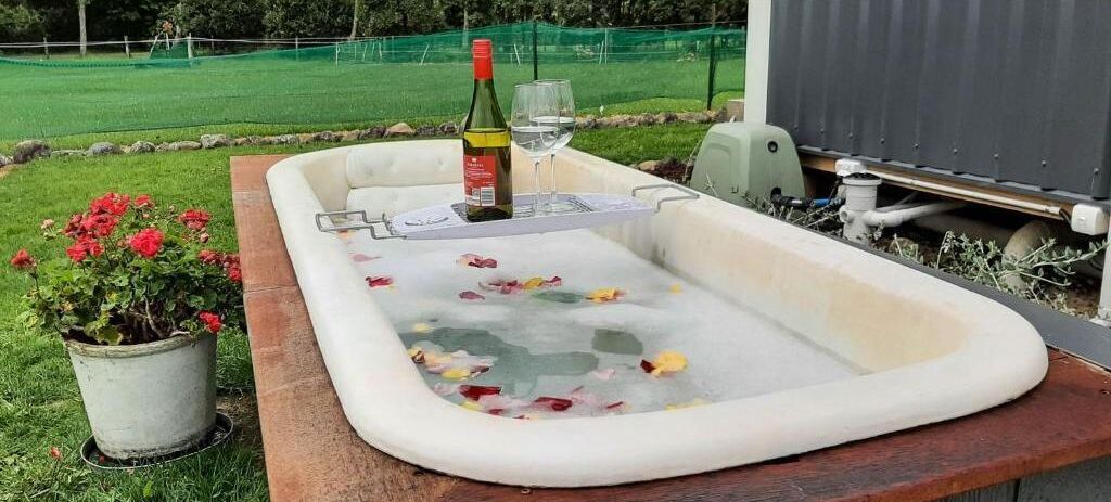 Outdoor spa tub