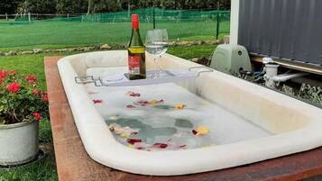 Outdoor spa tub