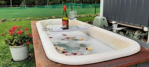 Outdoor spa tub - Waiora cottage (Hautere)