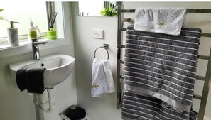 Shower, hair dryer, towels, soap - Waiora cottage (Hautere)