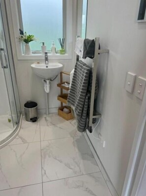 Shower, hair dryer, towels, soap - Waiora cottage (Hautere)