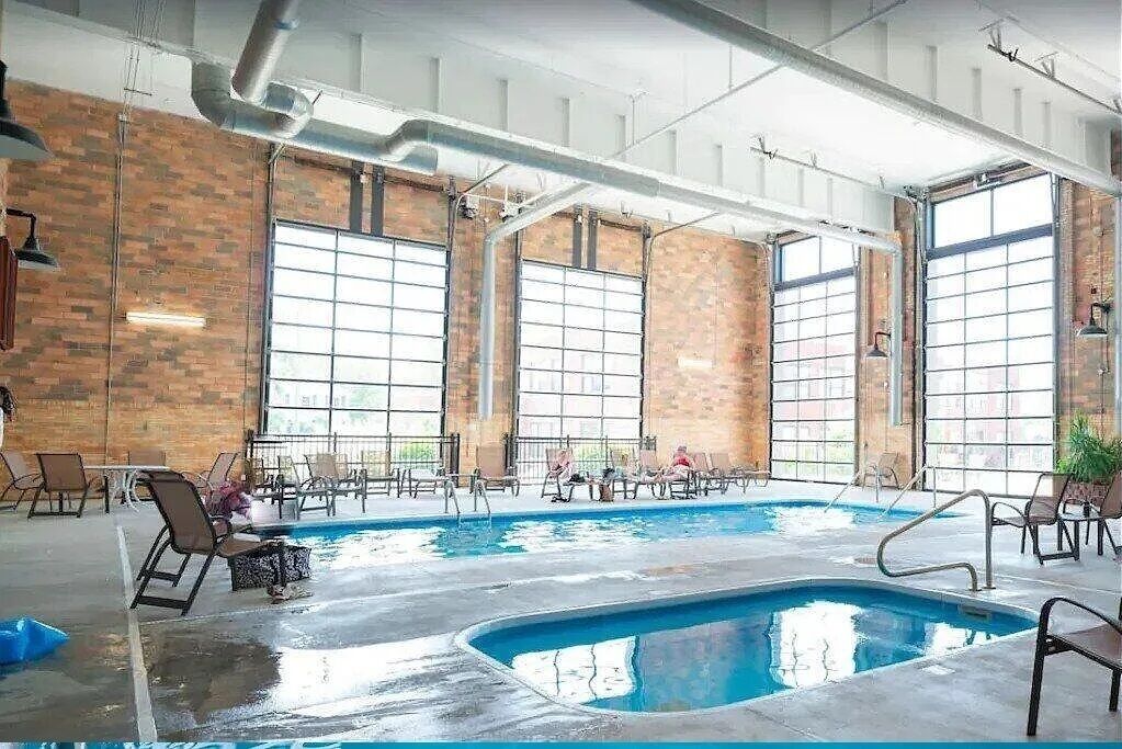 Spacious Condo, Indoor Pool, Theatre, Gym, Close to Beach! 