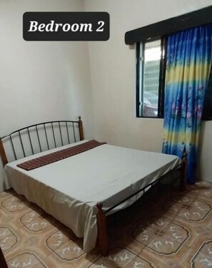 2 bedrooms, iron/ironing board, bed sheets