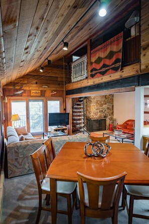 Een televisie en een open haard