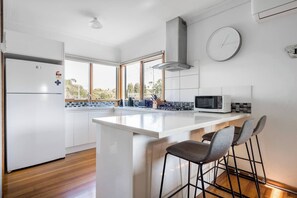 Frigorífico, microondas, horno y placa de cocina