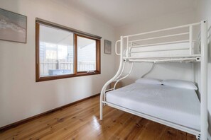 3 dormitorios, escritorio, tabla de planchar con plancha y wifi