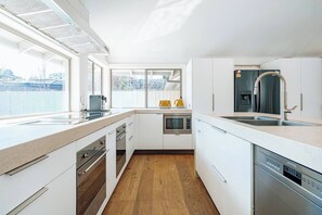 Kühlschrank, Mikrowelle, Ofen, Herdplatte