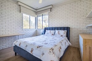 5 Schlafzimmer, Schreibtisch, Bügeleisen/Bügelbrett, WLAN