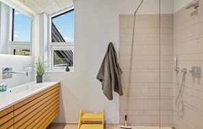 Shower, hair dryer - Beautiful home in Blokhus with WiFi (Blokhus)