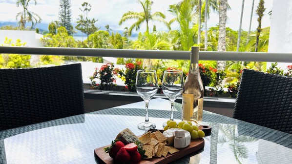 Outdoor dining - Centrally Located Tropical Escape with Sea Views (Port Douglas)