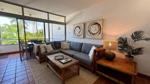 Smart TV, DVD player, books, stereo - Centrally Located Tropical Escape with Sea Views (Port Douglas)