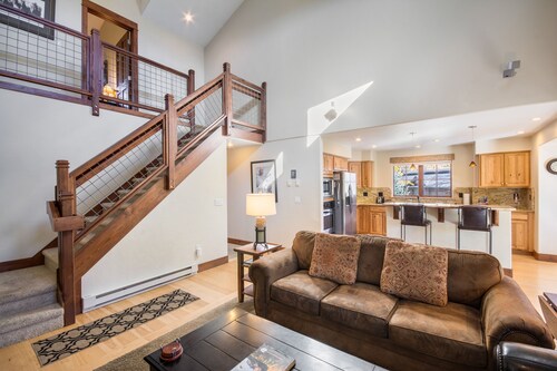 Large Covered Deck with Grill - Walk to shops & dining - easy parking - Comm Hot Tubs