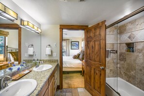 Combined shower/bathtub, hair dryer, towels - Large Covered Deck with Grill - Walk to shops & dining - easy parking - Comm Hot Tubs (Steamboat Springs)
