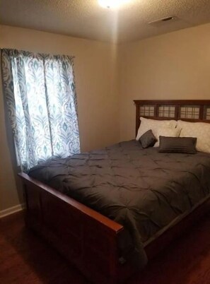 3 bedrooms, iron/ironing board, WiFi, bed sheets