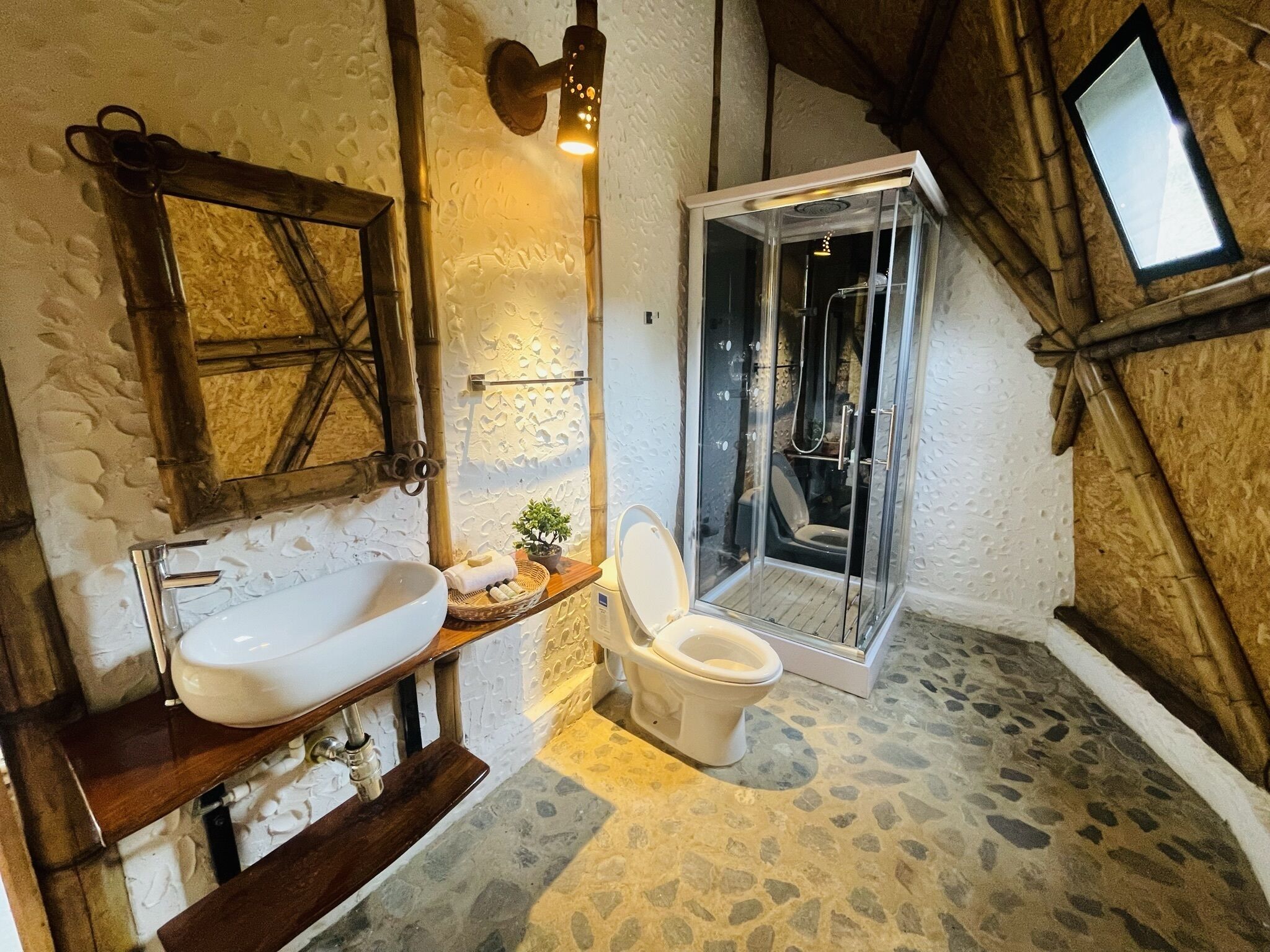 Bungalow presidencial, varias camas, bañera de hidromasaje, vistas a la montaña | Restaurante para parejas